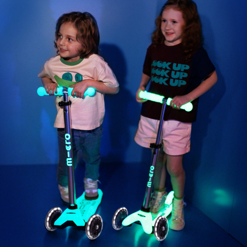 Micro Scooter Mini Deluxe LED Brilla de Noche Celeste