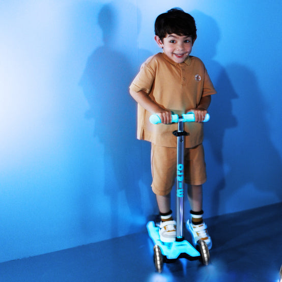 Micro Scooter Mini Deluxe LED Brilla de Noche Aqua