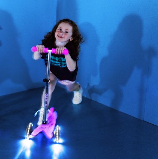Micro Scooter Mini Deluxe LED Brilla de Noche Rosado