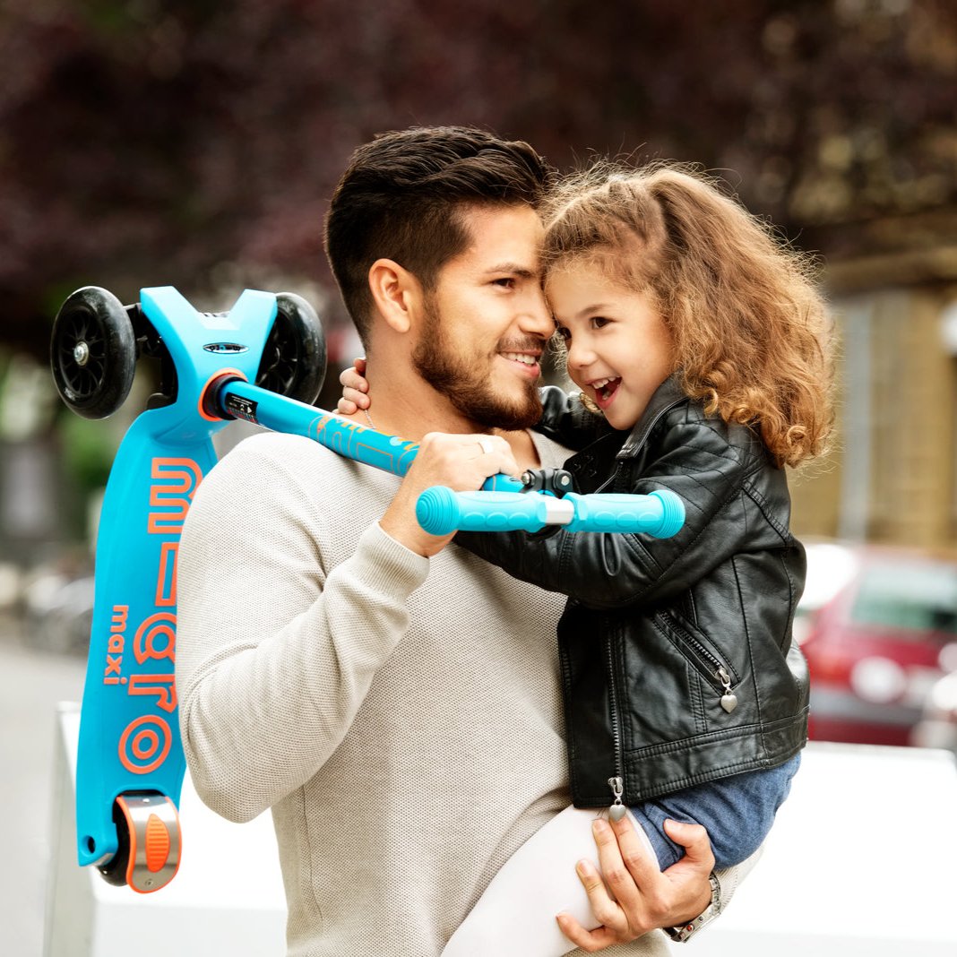 Micro Scooter Maxi Deluxe LED Celeste