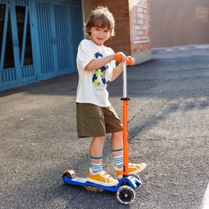 Micro Scooter Maxi Deluxe LED Plegable NEON Azul Naranjo