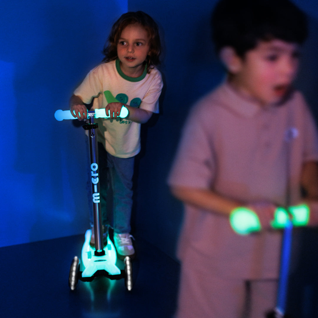 Micro Scooter Maxi Deluxe LED Brilla de Noche Rojo
